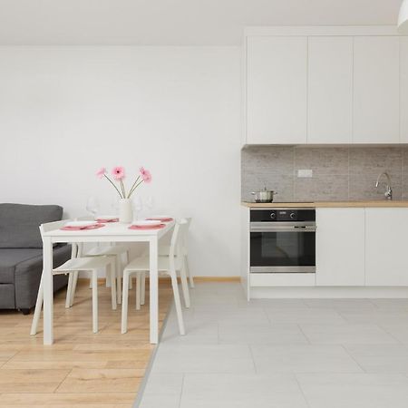 Warsaw Ulrychow Apartment With Parking By Renters Bagian luar foto